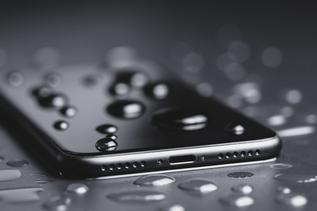 O iPhone molhado pode trazer grandes dores de cabeça para o dono.