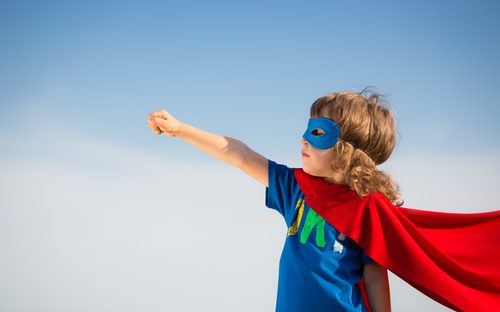 uma criança vestida de super herói