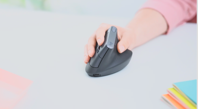 O mouse Logitech MX Vertical tem um design com um formato que obriga o usuário a “dar um aperto de mão” no dispositivo.