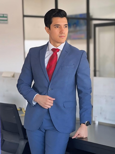 O líder viciado em aprovação vive para não desagradar. É quase um influenciador corporativo: evita conversas difíceis e afrouxa critérios para ser querido, 